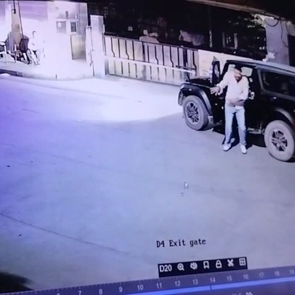 ग्रेटर नोएडा में गरबा कार्यक्रम में हंगामा:थार सवारों ने बैरियर तोड़ा, गार्ड को कुचलने की कोशिश; 3 गिरफ्तार