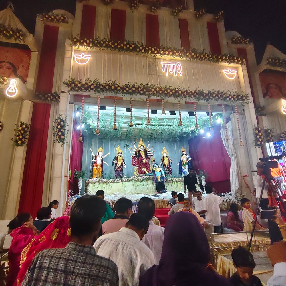 फिरोजाबाद में दुर्गा पंडालों में उमड़ी भीड़, 56 भोग वितरित:एक लाख से अधिक श्रद्धालुओं ने किए दर्शन, लगी रही लंबी कतार