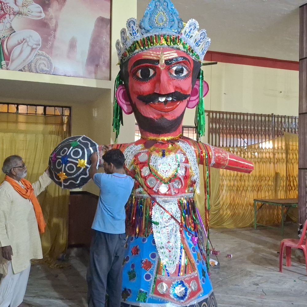 सादिक अली के शिष्य बना रहे रावण:गाजीपुर में आज 60 फीट के रावण का दहन, जलती आंखें और संवाद होंगे खास