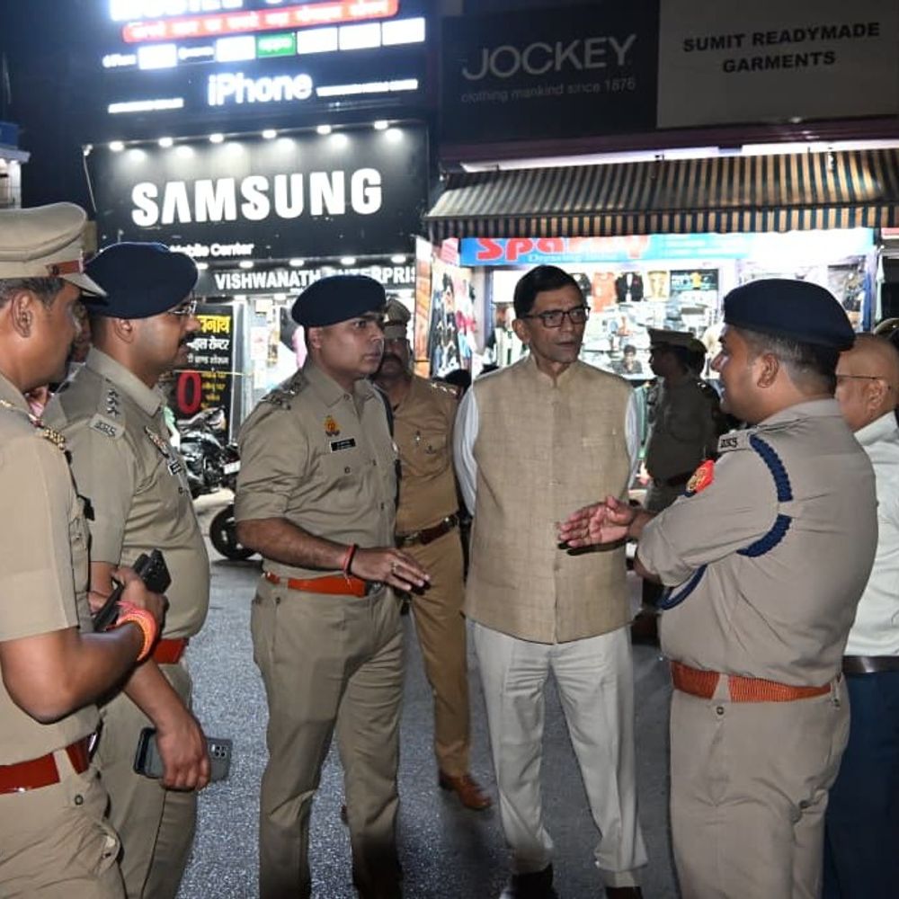 बलिया में DM-SP ने किया पैदल गश्त:त्योहारों पर शांति बनाए रखने की अपील, संदिग्धों की चेकिंग भी की