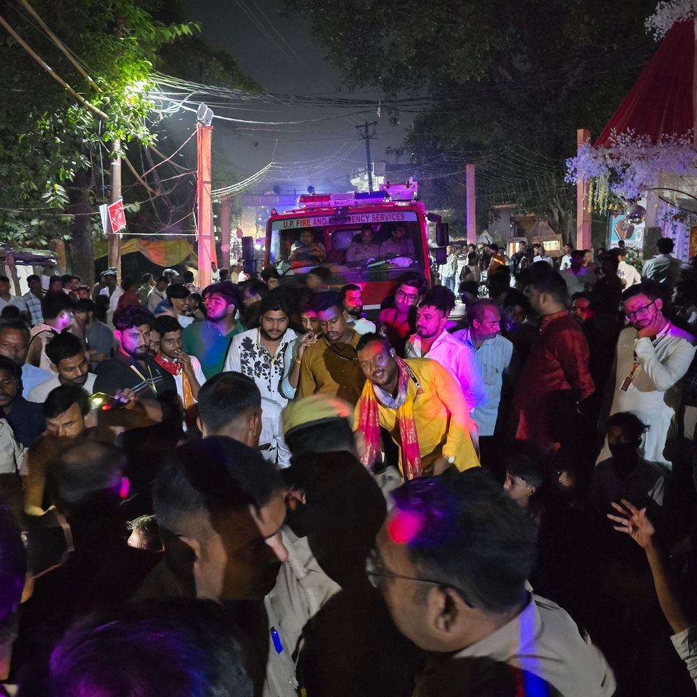मऊ में भाजपा उपाध्यक्ष पर अभद्रता का आरोप:दुर्गा पूजा समिति ने किया चक्का जाम, प्रतीक जायसवाल ने मांगी माफी