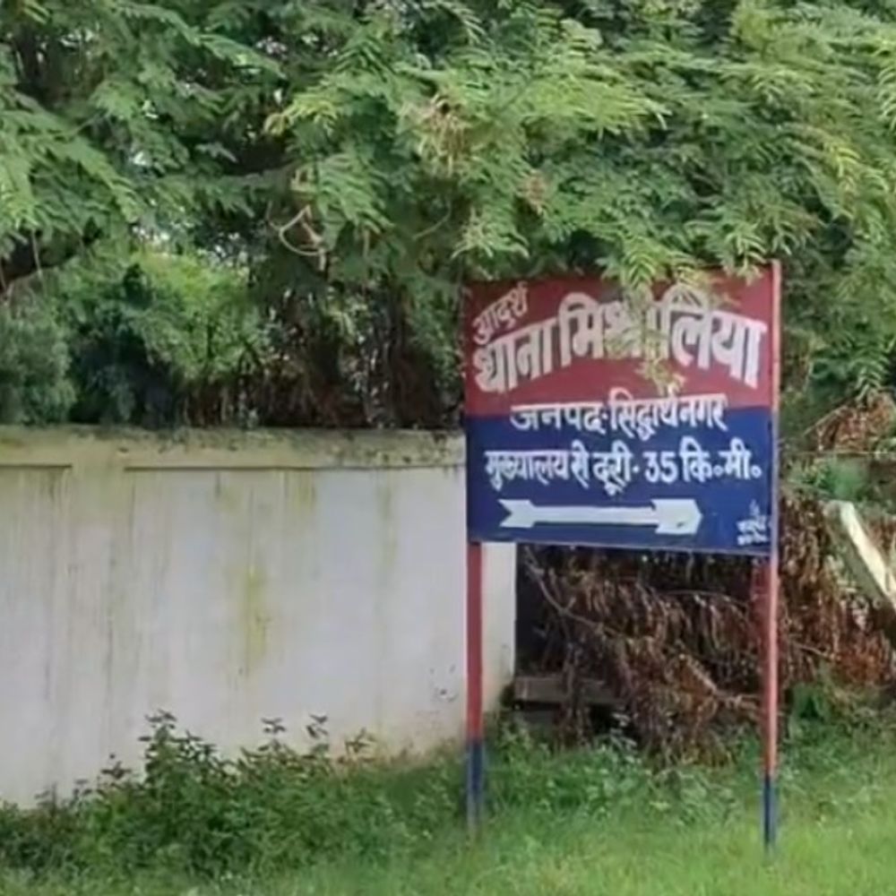 दुकान पर युवक को पीटा, पेट में चाकू मारा:तीन लोगों ने हमला किया, मां की शिकायत पर केस दर्ज