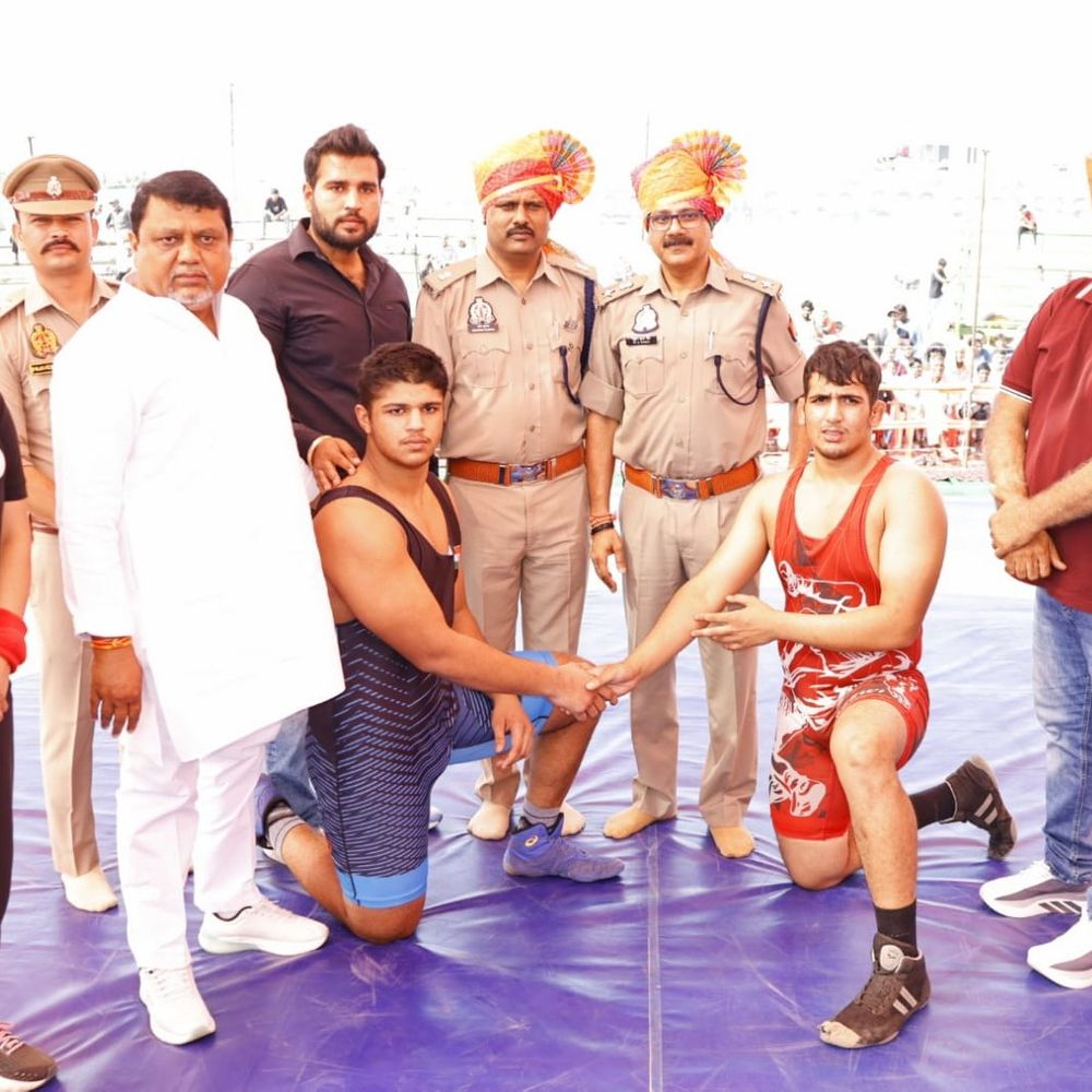 हापुड़ में दंगल के दौरान महिला पहलवानों को जागरूक किया:एसपी ने खिलाड़ियों का उत्साह बढ़ाया, मिशन शक्ति के तहत सुरक्षा जानकारी दी