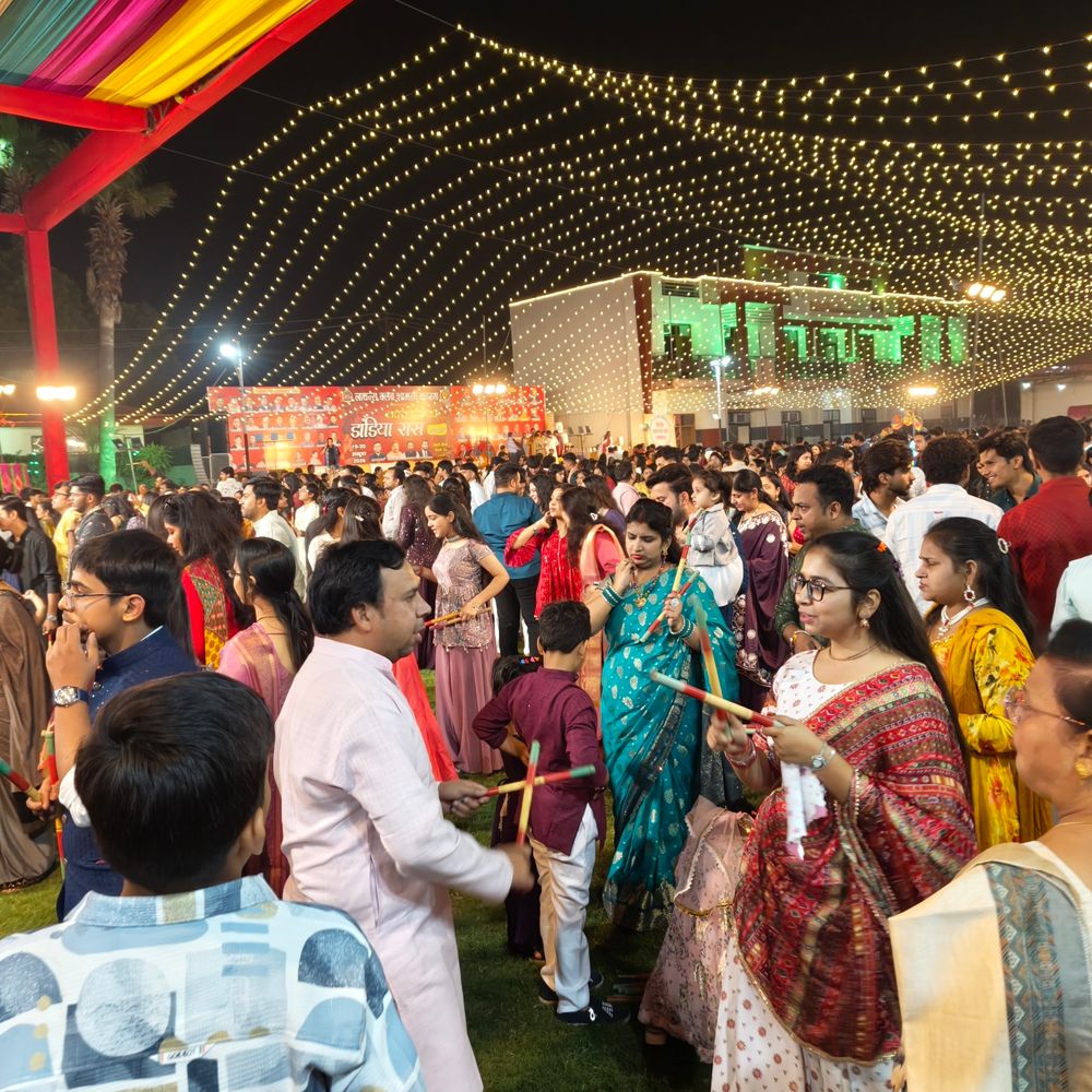 शामली में डांडिया रास की धूम, थिरकी महिलाएं:लायंस क्लब की ओर से आयोजित हुआ कार्यक्रम, देर रात तक जुटी रही भीड़