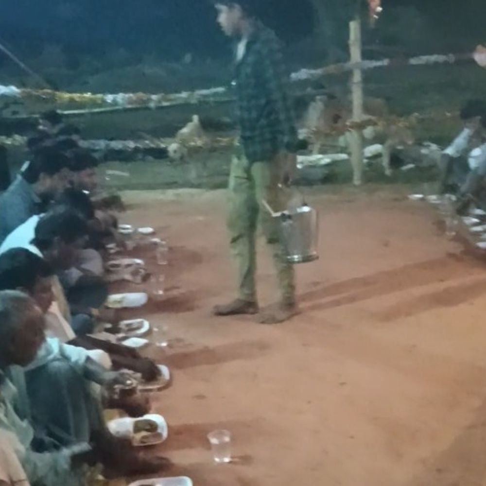 हुसैनगंज में भंडारा:कन्या पूजन के बाद भंडारे में हजारों श्रद्धालुओं ने ग्रहण किया प्रसाद