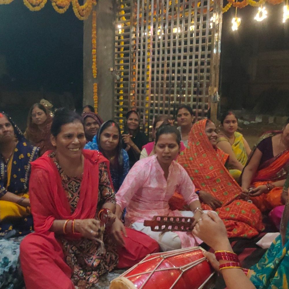 पारंपरिक गीतों से की मां की आराधना:शीतला माता मंदिर में देवी जागरण, ‘माई के पचरा’ गाकर की मां की आराधना