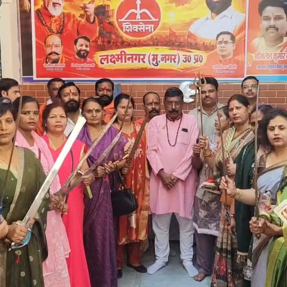 दशहरे पर शस्त्र पूजन, महिलाओं को भेंट की गईं कृपाण:मुजफ्फरनगर में आत्मरक्षा पर दिया संदेश, शस्त्र और शास्त्र के महत्व पर की चर्चा