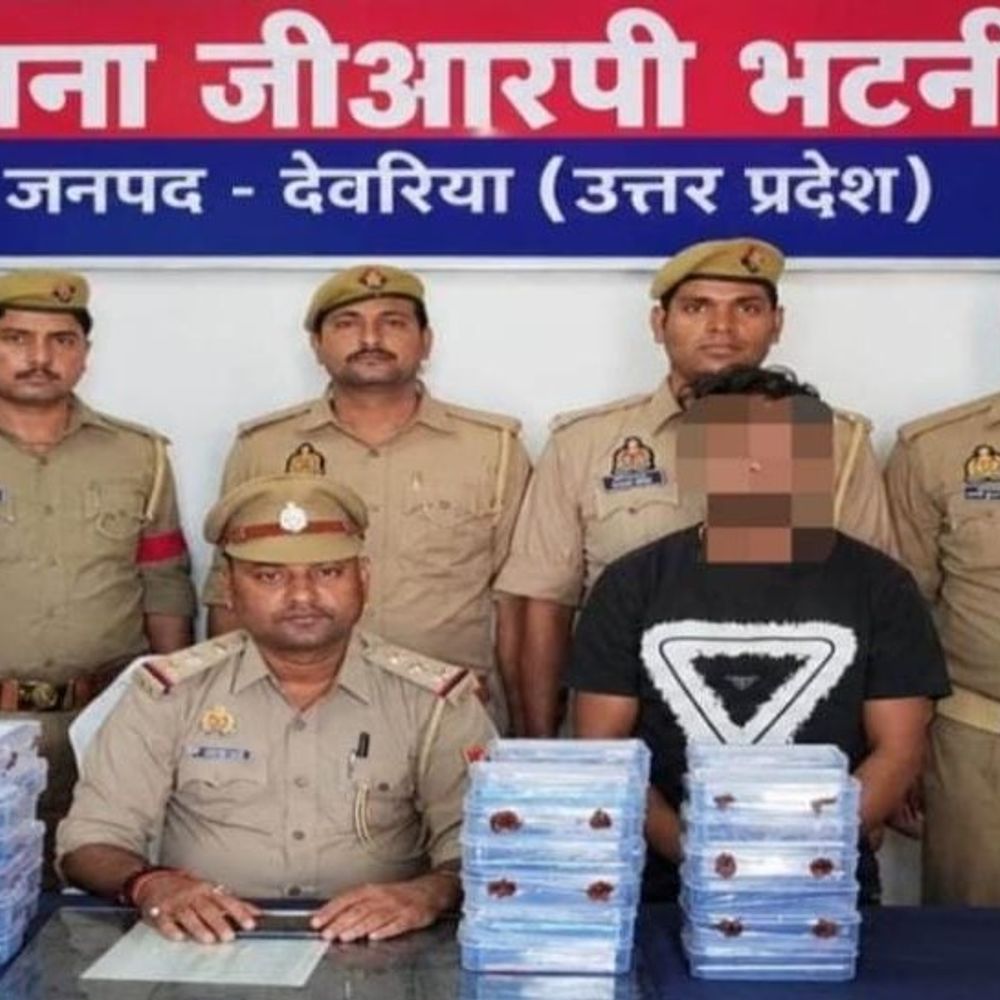 भटनी स्टेशन पर 46 महंगे स्मार्टफोन के साथ युवक पकड़ा:55 लाख के फोन बरामद, आरोपी ट्रेनों से चोरी कर पश्चिम बंगाल में बेचता था