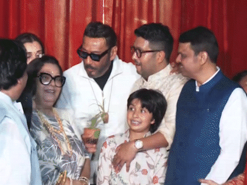 टाइगर पर फायरिंग के बाद पहली बार दिखे जैकी श्रॉफ:घटना पर सुनील शेट्टी ने जताई चिंता, दीपक पराशर बोले- एक्टर्स टारगेट बनने आए हैं क्या