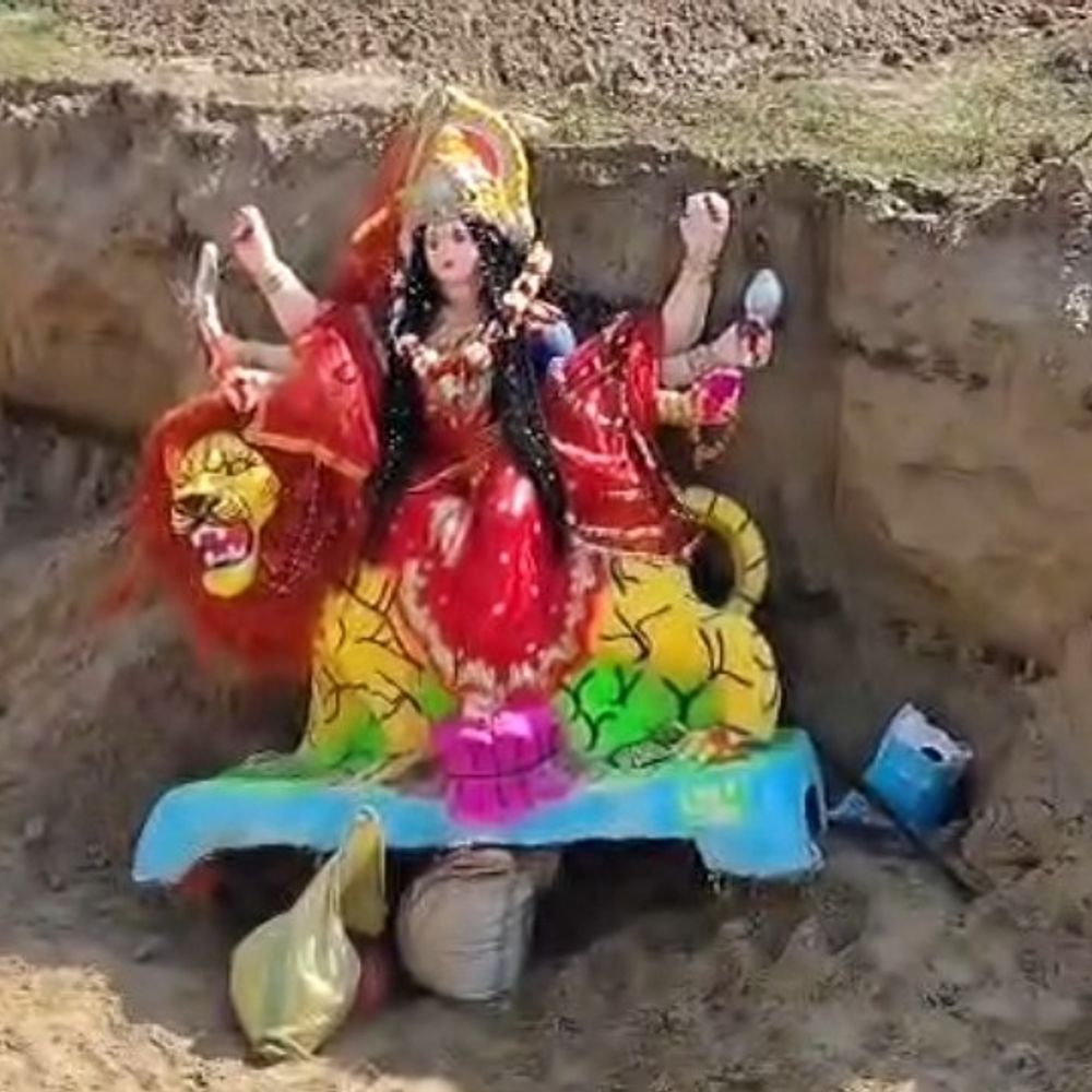 फतेहपुर में 500 से अधिक दुर्गा प्रतिमाओं का विसर्जन:गंगा-यमुना घाटों पर उमड़े श्रद्धालु, 300 पुलिसकर्मियों की तैनाती; डीएम-एसएसपी ने लिया जायजा
