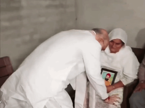 शाह बोले- परिवार को इंसाफ मिलेगा:गुरदासपुर से संगरूर रवाना, फिर मानसा-लुधियाना जाएंगे; नशे के विरोध पर कत्ल-सुसाइड वालों के परिवार से मिल रहे
