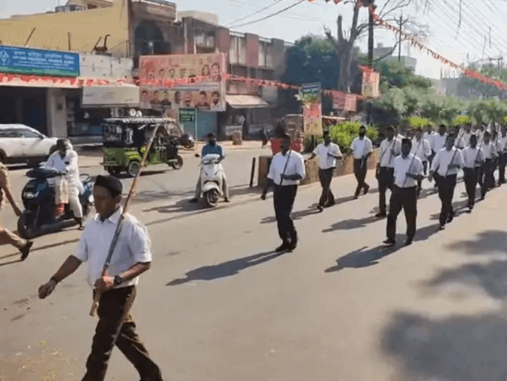एटा में दशहरा पर RSS का पथ संचलन:परशुराम चौक पर पुष्पवर्षा से स्वागत, स्वयंसेवकों ने दिया अनुशासन का संदेश
