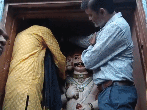 साल में एक दिन खुलता है कानपुर का रावण मंदिर:दूध, दही व शहद से स्नान के बाद लोगों ने जलाए तेल के दीपक