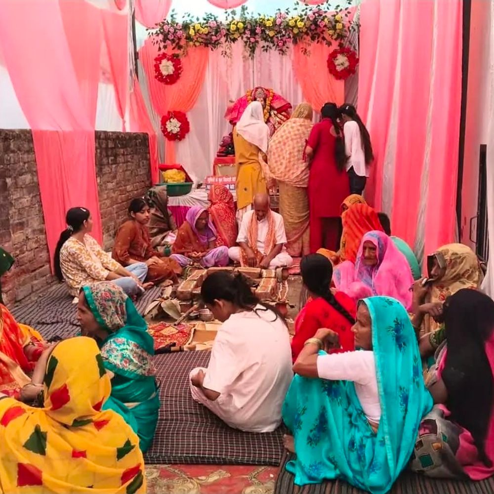 बाज़िदपुर में दुर्गा महोत्सव:नवरात्र पर हवन, कन्या पूजन और आरती कर मां दुर्गा से मांगी खुशहाली
