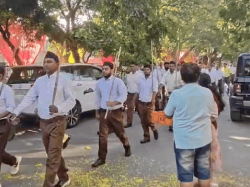 आगरा में दशहरा पर 72 जगहों पर हुआ पथसंचलन:RSS के स्थापना दिवस पर घोष के साथ स्वयंसेवकों ने की कदमताल