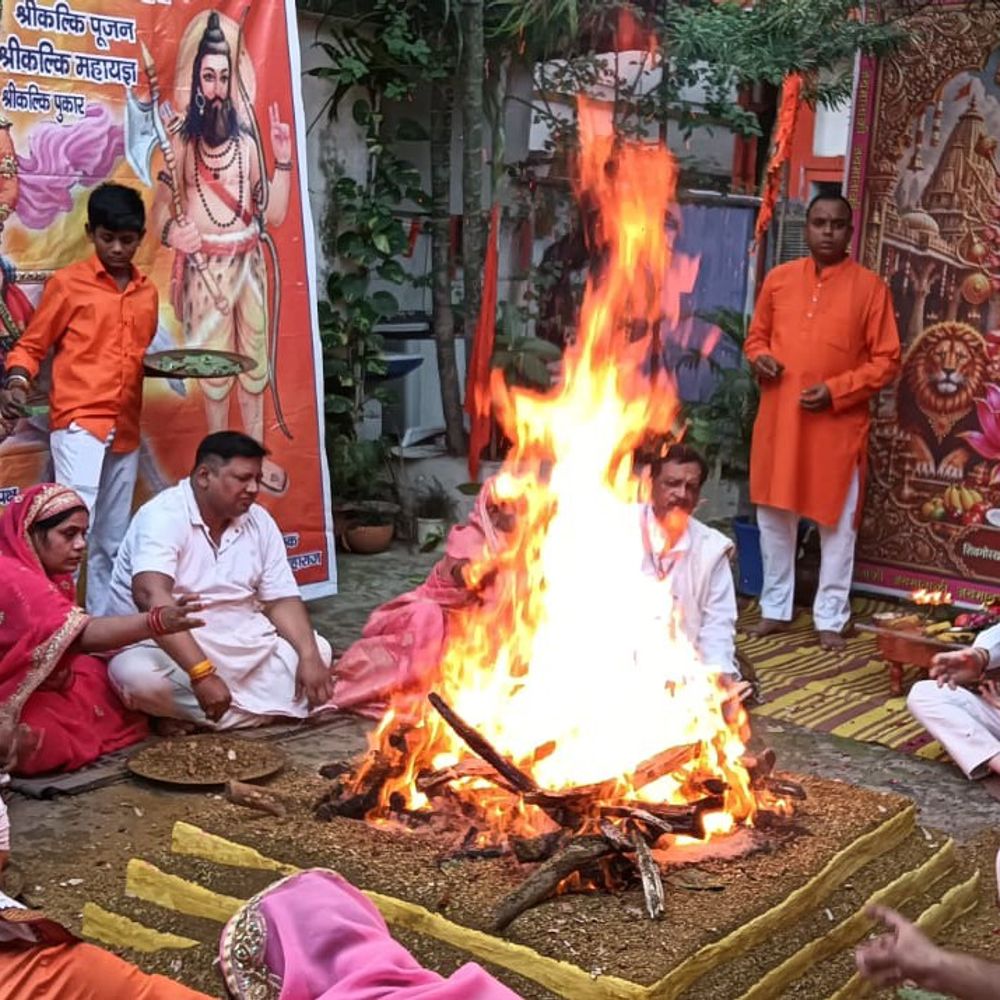 संभल में माँ महागौरी की आराधना:धार्मिक अनुष्ठान के दौरान एक लाख 11 हजार 108 आहुतियां अर्पित
