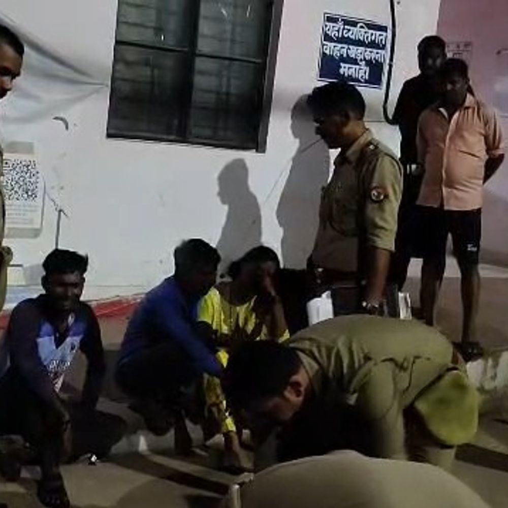उन्नाव में दो बाइकों की आमने-सामने टक्कर:एक युवक की मौत, दूसरा गंभीर घायल, हेलमेट लगाए होता तो बच जाती जान