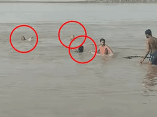 कुरेशर-घाट पर डूबे दो श्रद्धालुओं का 24घंटे बाद सुराग नहीं:NDRF की तलाश जारी, घाट पर सुरक्षा इंतजामों पर उठे सवाल