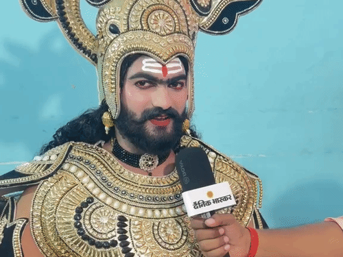 प्रयागराज रामलीला के रावण बोले-चुनाव लड़ने पर पुष्पक विमान देंगे:रामलला के भक्त हैं शरद कुशवाहा, फिल्मों और थिएटर में कर चुके हैं काम