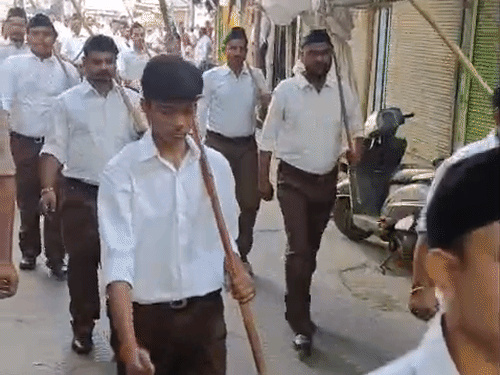 अलीगढ़ में 36 केंद्रों से निकले संघ के पथ संचलन:विजयादशमी पर जयघोष और ढोल-नगाड़ों की थाप के बीच कदमताल करते निकले स्वयंसेवक, अब्दुल करीम चौराहे पर पुष्पवर्षा से स्वागत