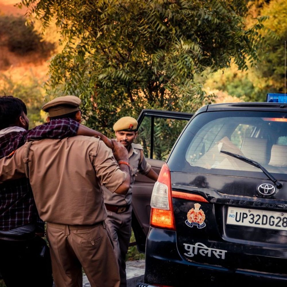 तीन मंजिला मकान के विवाद में पिता से मारपीट, FIR:अलीगढ़ में दानपत्र रद्द कराने का मुकदमा अदालत में विचाराधीन; एसएसपी के निर्देश पर दर्ज हुई रिपोर्ट