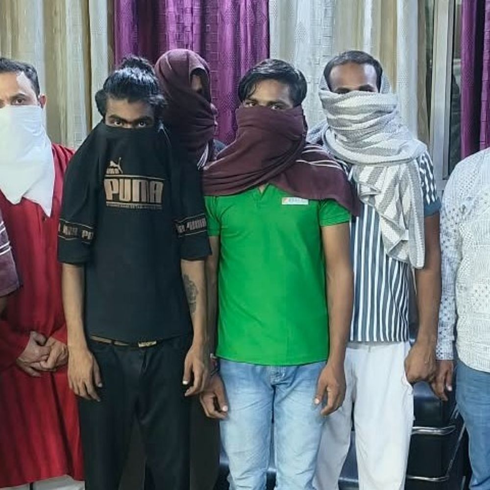 गाजियाबाद में स्पा सेंटरों में चलता मिला सेक्स रैकेट:20 युवती रेस्क्यू कराते हुए 11 ग्राहक अरेस्ट, व्हाट्सएप पर भेजकर एक घंटे के 2 हजार