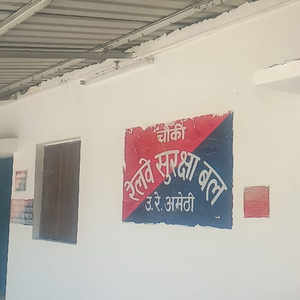अमेठी में ट्रेन पर पथराव, गार्ड घायल:लखनऊ-वाराणसी इंटरसिटी एक्सप्रेस पर फेंके गए पत्थर, केस दर्ज