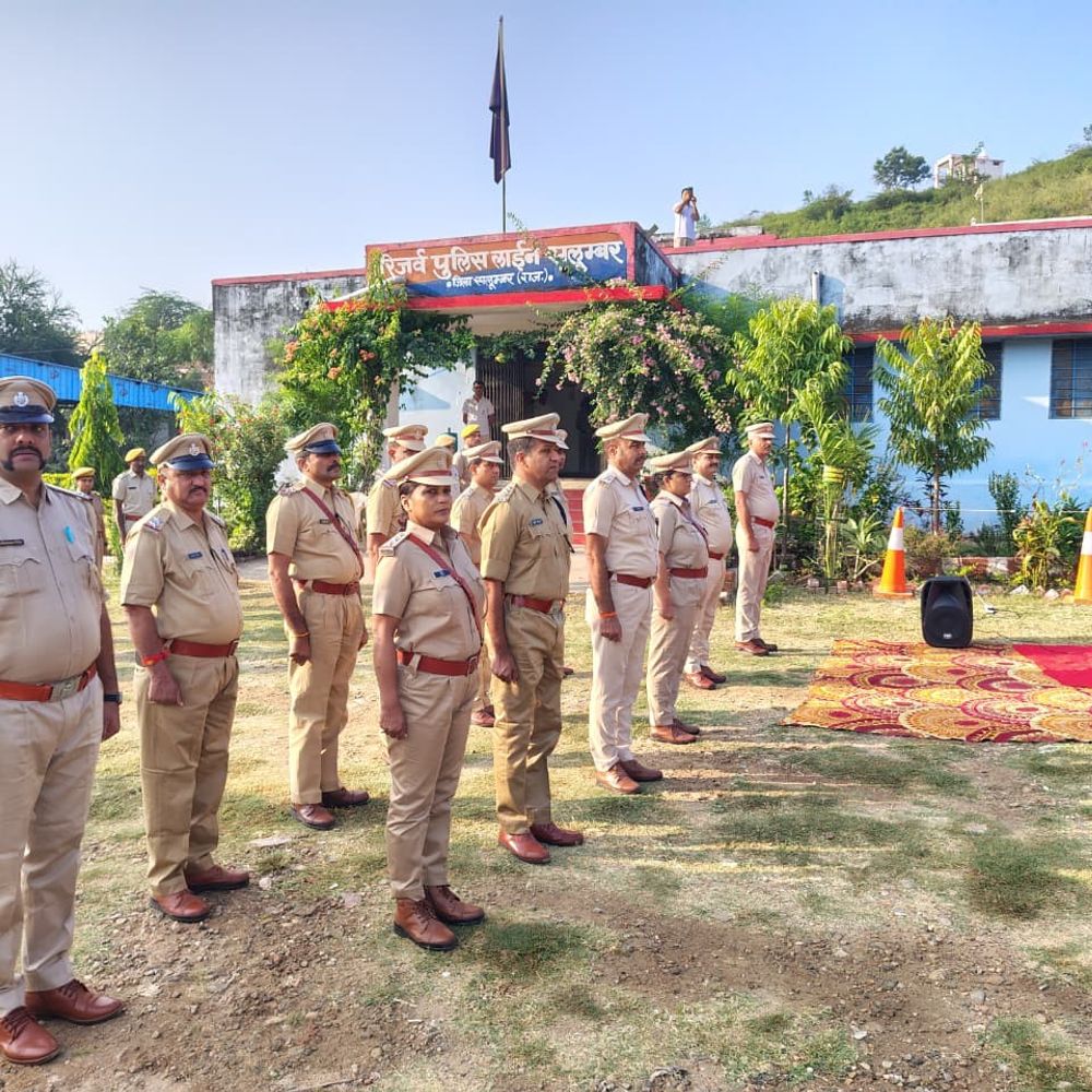 सलूंबर पुलिस लाइन में पुलिस शहीद दिवस मनाया:गार्ड ऑफ ऑनर देकर शहीदों को श्रद्धांजलि दी, एसपी ने किया पौधारोपण