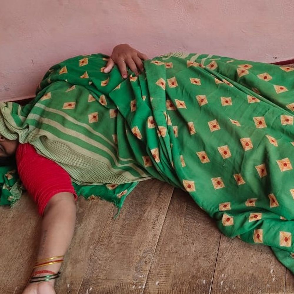 औरैया में कुकर फटने से महिला झुलसी:सीटी न आने पर गैस बंद करने गई थी, तेज धमाके से गांव में हड़कंप; सैफई मेडिकल कॉलेज रेफर