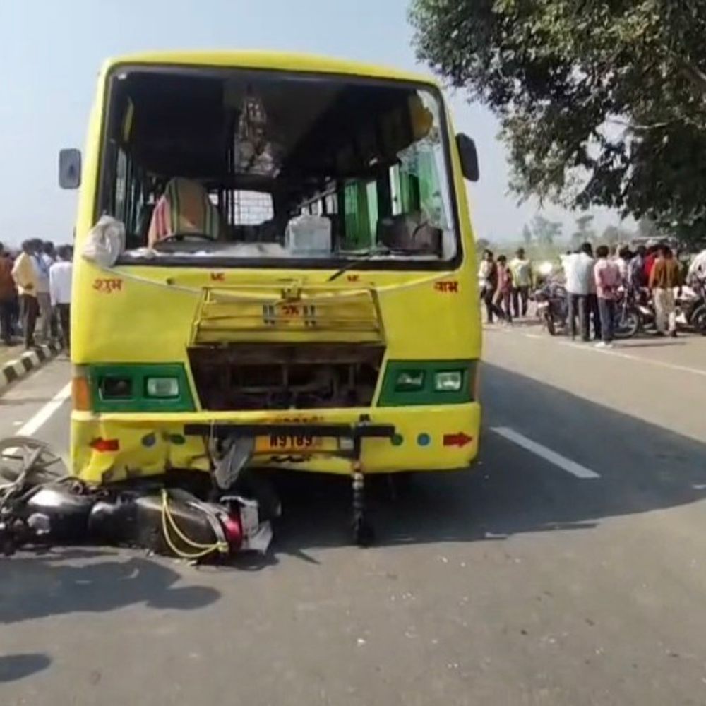 संभल में बस की टक्कर से बाइक सवार की मौत:पुलिस की गाड़ी से शव ले जाने पर परिजनों ने किया हंगामा, नोकझोंक
