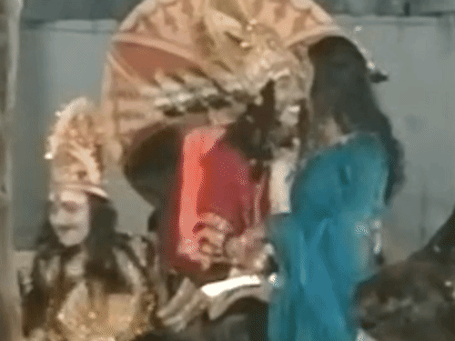 श्रावस्ती में दशहरे पर रावण की गोद में डांस,VIDEO:रामलीला मंच पर बार बालायें नाचीं, मंच पर फिल्मी गानों पर लगे ठुमके