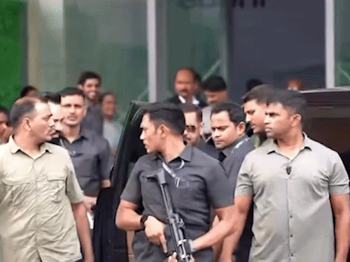 टाइगर पर फायरिंग के बाद पहली बार दिखे सलमान:एयरपोर्ट पर हथियारबंद जवान के साथ आए नजर, पूछताछ में खुलासा- सलमान भी थे टारगेट