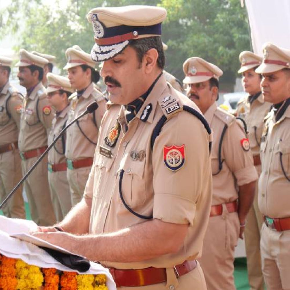 झांसी IG ने अमर शहीदों को दी श्रद्धांजलि:पुलिस लाइन में पुलिस स्मृति दिवस पर कार्यक्रम, जनसेवा का संकल्प लिया