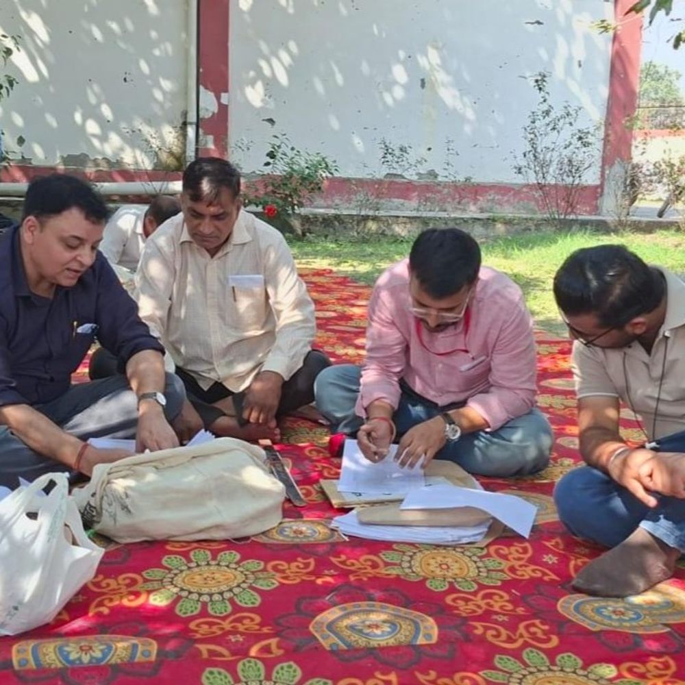 मुरादाबाद में MLC चुनाव के लिए पोलिंग पार्टियां रवाना:23 अक्टूबर को 12 बूथों पर शिक्षक एमएलसी चुनाव का होगा मतदान