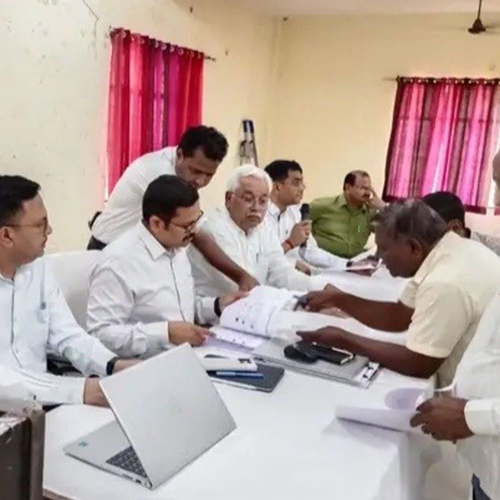 संतकबीरनगर में शिक्षक चुनाव के लिए पोलिंग पार्टी रवाना:7 केंद्रों पर कल होगा मतदान, 1540 मतदाता डालेंगे वोट