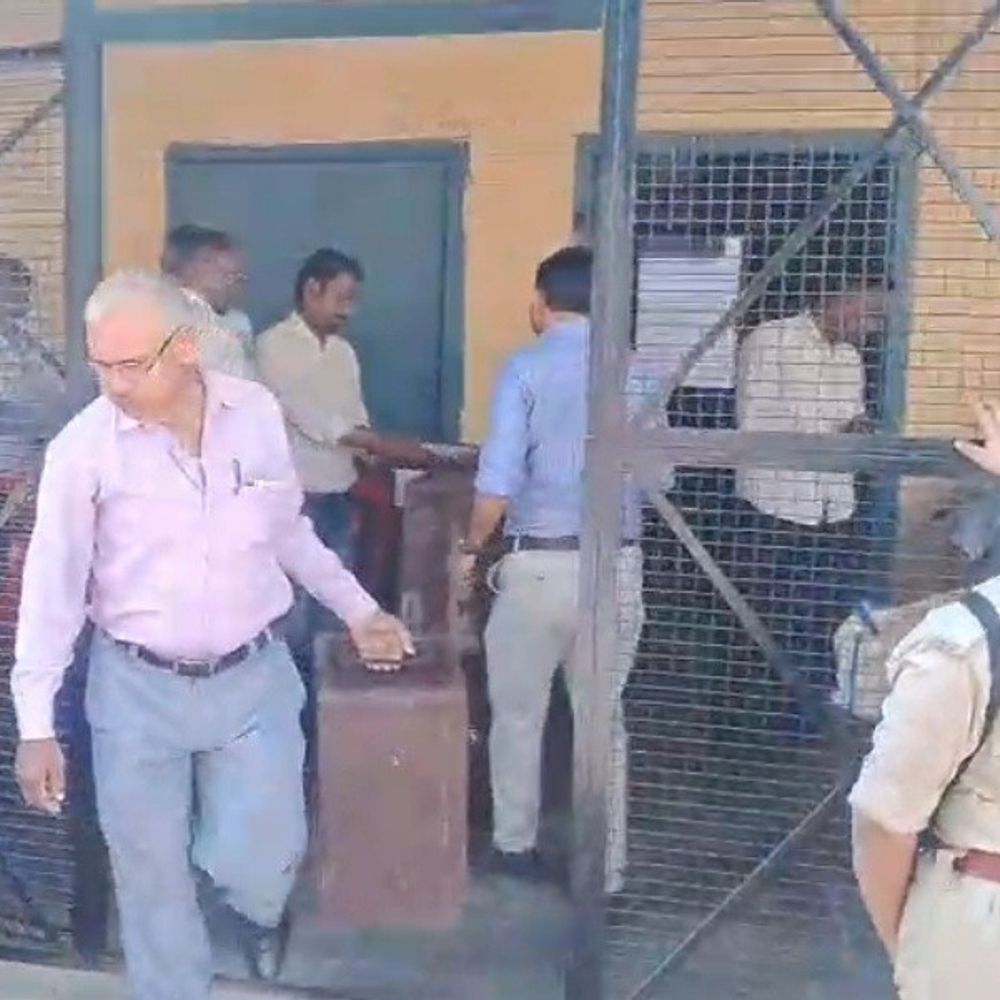 बदायूं में शिक्षक एमएलसी चुनाव के लिए पोलिंग पार्टियां रवाना:कल होगा मतदान, 10 केंद्रों पर 3935 मतदाता डालेंगे वोट; 17 प्रत्याशी मैदान में