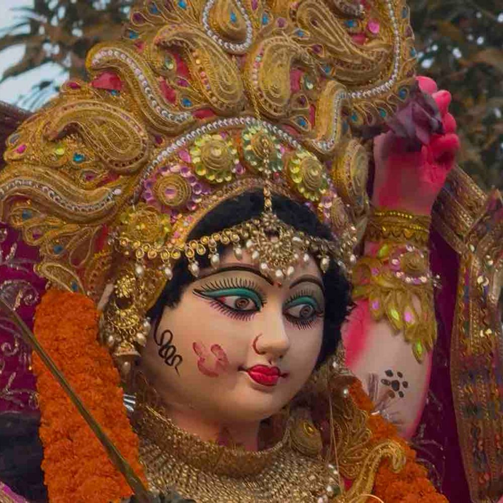 गोरखपुर में धूमधाम से हो रहा मां दुर्गा का विसर्जन:ढोल-नगाड़ों और जयकारों से गूंजा शहर, नम आंखों से भक्तों ने दी विदाई