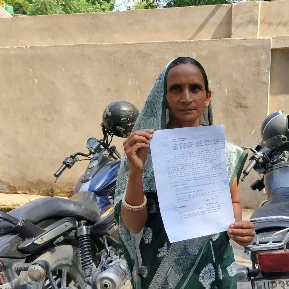 पैसे न देने पर आवास-सूची से नाम काटने का आरोप:उन्नाव में महिला ने DM से की शिकायत, जनता दर्शन में मिला जांच का आश्वासन