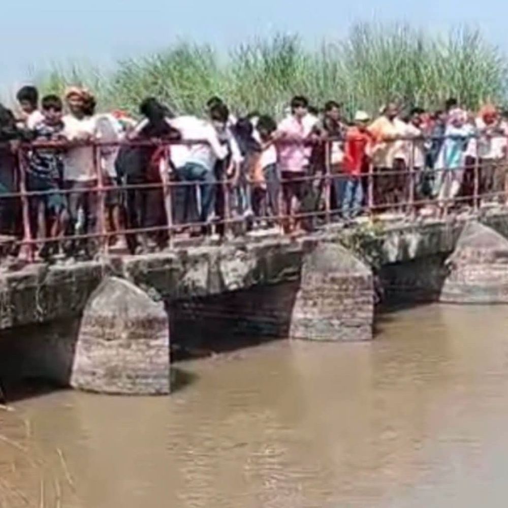 दुर्गा प्रतिमा विसर्जन के दौरान डूबे युवक का शव बरामद:भदोही में 40 घंटे बाद बैदा नहर पुलिया के पास मिला, परिवार में मातम