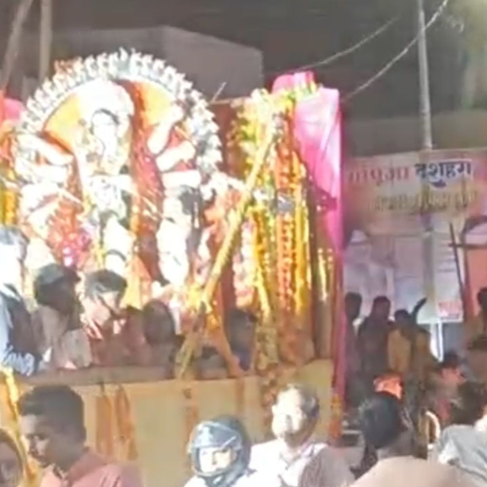 बहराइच में दुर्गा प्रतिमाओं का सरयू तट पर विसर्जन:हजारों श्रद्धालुओं की मौजूदगी में बुधवार रात से गुरुवार सुबह तक चला, सुरक्षा के रहे कड़े इंतजाम