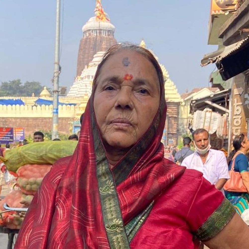 संभल में झाड़ू लगा रही बुजुर्ग को पिकअप ने रौंदा:मौके पर हुई मौत, नातिन ने 4 किलोमीटर पीछा करके वाहन को पकड़ा