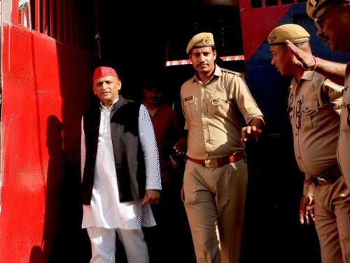 अखिलेश ने आजम को 13 सीटों की लिस्ट दी:जहां कांग्रेस कैंडिडेट उतारना चाह रही; रामपुर जेल के बरामदे में 60 मिनट बात हुई