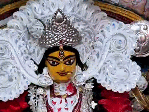 काशी में 259 साल से नहीं मां दुर्गा का विसर्जन:विसर्जन के लिए उठाई तो नहीं हिली प्रतिमा, 1767 में हुई थी स्थापना