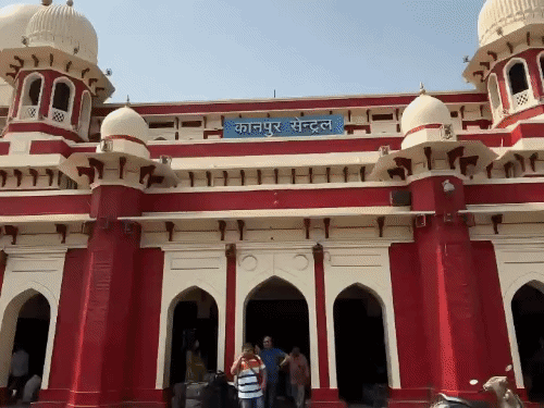 कानपुर के रेल यात्रियों की बढ़ेगी परेशानी:कोहरे के चलते कई ट्रेनें रद्द, कुछ के फेरे घटे, यात्रा करने से पहले चेक कर लें शेड्यूल