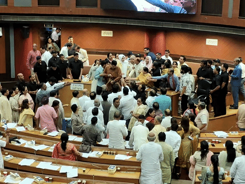 दिल्ली नगर निगम में प्रदूषण पर बहस के दौरान हंगामा:माइक्रोफोन तोड़ने और फाइलें फेंकने की कोशिश की; मार्शल्स मेयर को बचाकर बाहर ले गए