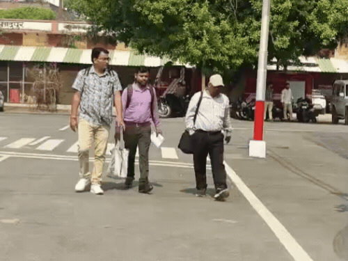 MLC चुनाव-आगरा के 75 बूथों के लिए पोलिंग पार्टियां रवाना:23 अक्टूबर को सुबह 8 बजे से शाम 4 बजे तक होगी वोटिंग