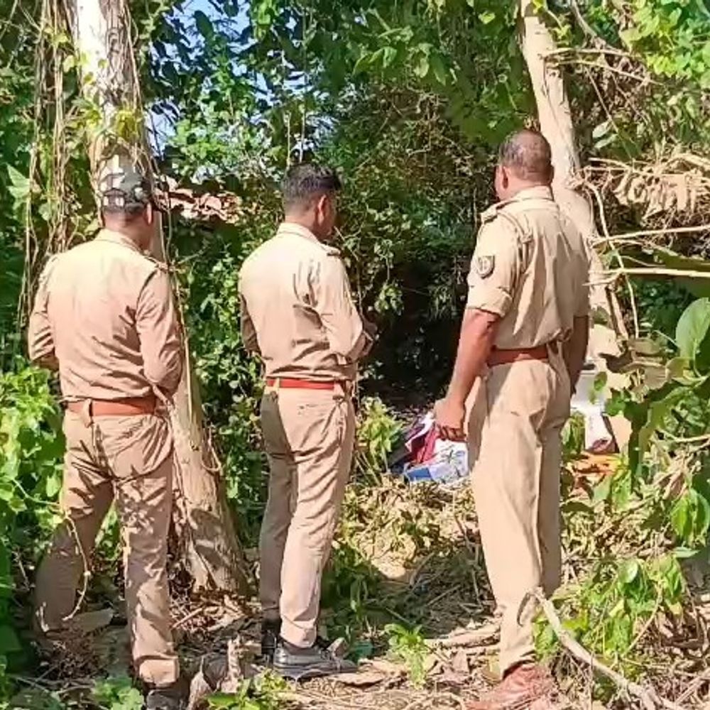 सीतापुर: चोरों ने दो घरों से लाखों के जेवर-नकदी चुराए:छत के सहारे घुसे, ताले तोड़े, बक्से उठा ले गए, गांव के बाहर बाग में सामान बिखरा मिला