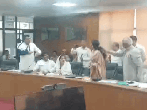 रोहतक नगर निगम हाउस मीटिंग में हंगामा: कमिश्नर पर बदसलूकी का आरोप, पार्षदों के बीच तीखी झड़प