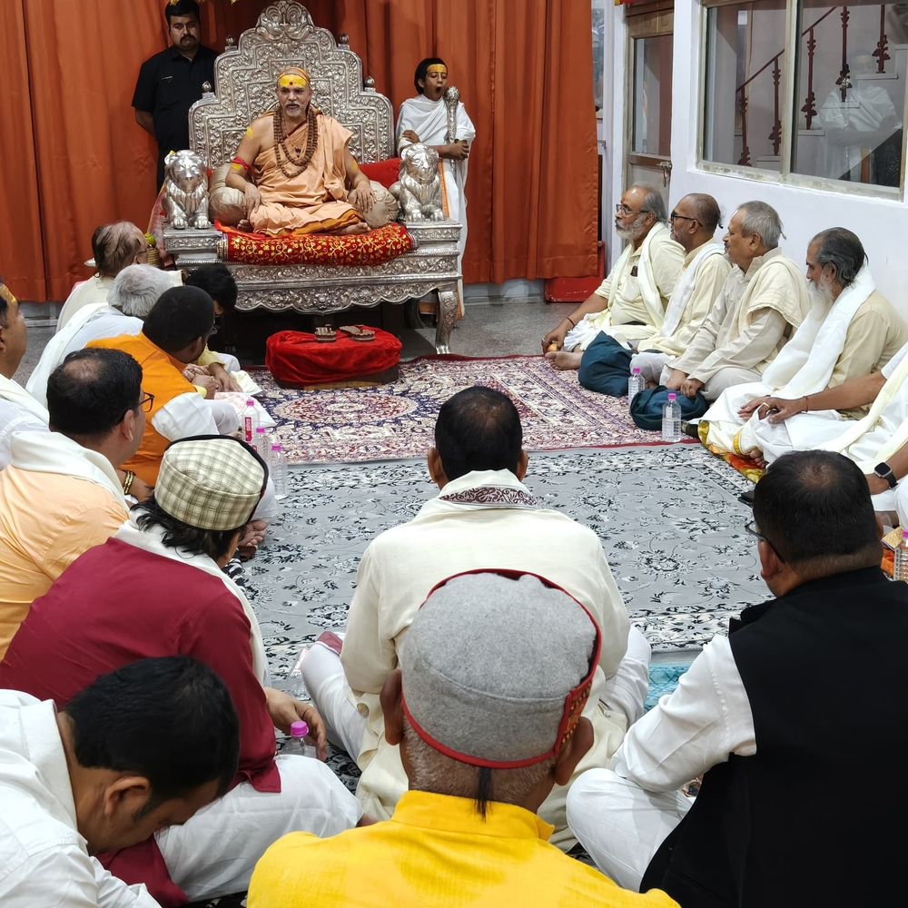काशी विद्वत परिषद की बैठक में मनुस्मृति पर मंथन:मनुस्मृति के मूल स्वरूप में नहीं होगा बदलाव, विद्वानों की राष्ट्रीय सभा बुलाएगी काशी विद्वत परिषद