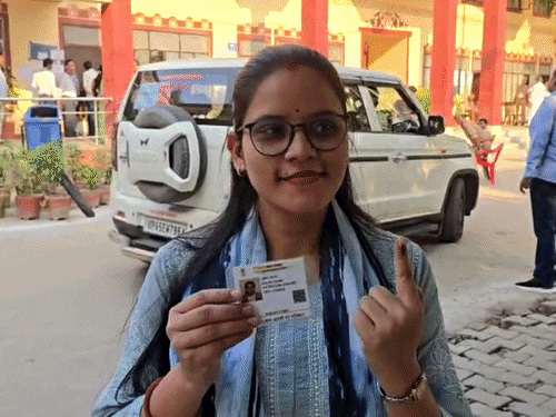 वाराणसी शिक्षक और स्नातक MLC के लिए मतदान शुरू:21 मतदान केंद्रों पर हो रही वोटिंग, शाम चार बजे तक 74,840 मतदाता करेंगे मतदान